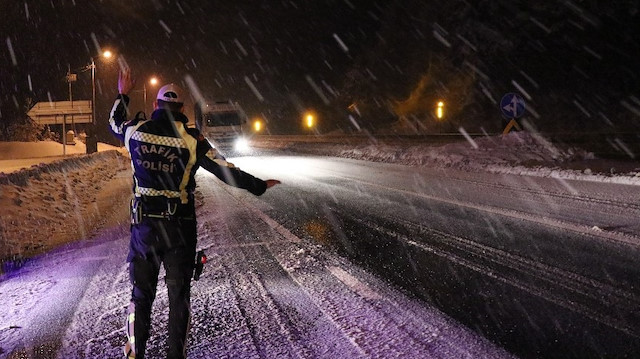 Bolu Dağı’nda kar yağışı nedeniyle polisler sürücüleri uyarıyor.