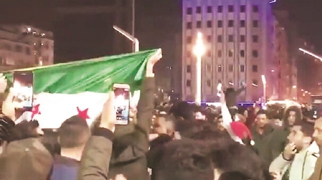 CHP’liler, İyi Partililer ve HDP’liler 31 Aralık gecesi Taksim’de halay çeken bir grup Suriyeliyi bahane edip, sosyal medya üzerinden 'bedeviler defolun' mesajları paylaşmıştı.