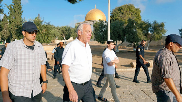 ​Arap ülkelerinden haraç isteyen İsrail, Müslümanların kutsalını ise hiçe saymaya devam ediyor. Son olarak İsrail Tarım Bakanı Uri Ariel ve beraberindeki 104 fanatik Yahudi, İsrail polisi korumasında Mescid-i Aksa’ya baskın düzenledi.