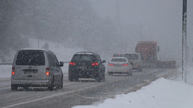 Bolu Dağı geçişinde arızalan TIR trafiği tıkadı