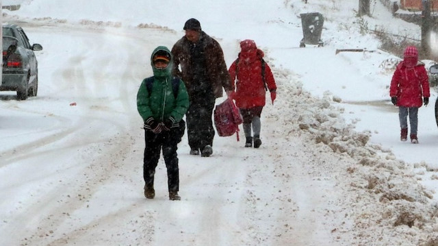 Yoğun kar yağışı nedeniyle bazı illerde okullar tatil edildi. 