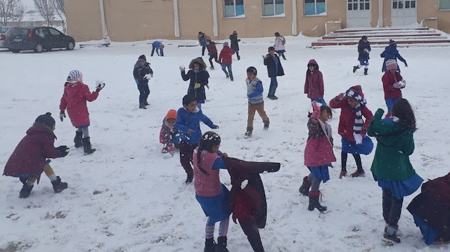 Yoğun kar yağışı nedeniyle bazı illerde okullar tatil edildi. 