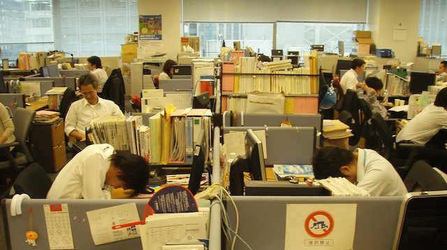 Japonların ortalama uykusu günde 6 saat 35 dakika ve bu, uluslararası ortalamanın 45 dakika altında.