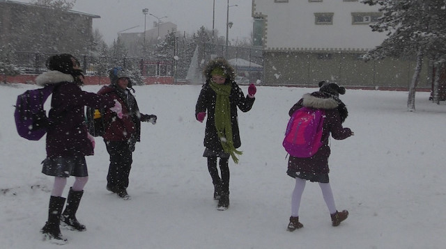 Ardahan'da yağan kar yağışı kenti beyaza bürüdü.