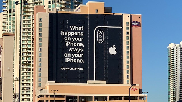 Apple'ın CES 2019'da sergilediği dev afiş.