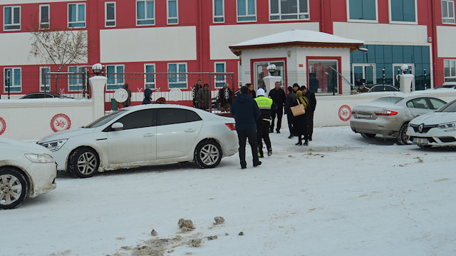 Polis ekipleri okula gelerek incelemede bulundu. 