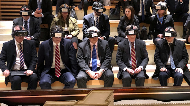 ABD Ulusal Güvenlik Danışmanı John Bolton ve bazı ABD'li yetkililer sanal gerçeklik gözlükleriyle görüntülenmişti. (Fotoğraf: Reuters)