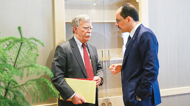 İbrahim Kalın (sağda), Ankara’da umduğunu bulamayan John Bolton’a iki kırmızı dosya verdi.