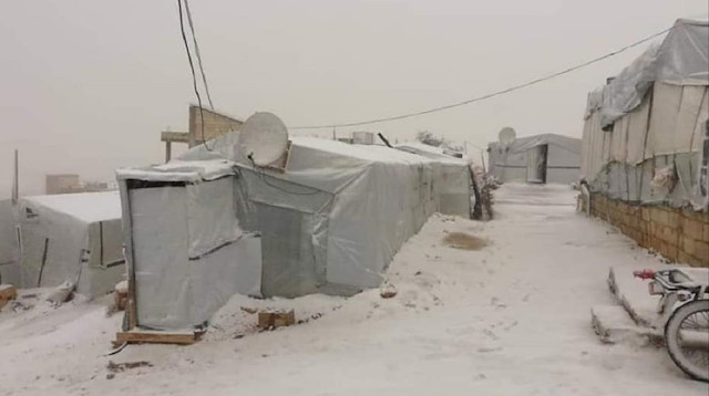 إنقاذ 11 مهاجرًا سوريًا حاصرتهم السيول في مخيمات لبنان