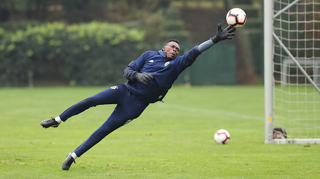 Carlos Kameni, Fenerbahçe A Takımı ile idmanlara çıkmıyor. Tecrübeli kalecisi Antalya kampına da götürülmedi.