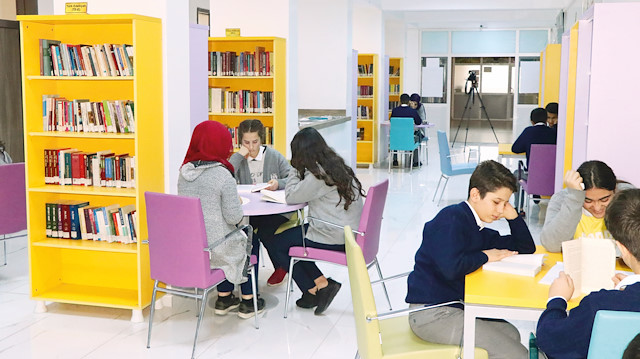 Okul yönetiminin hazırladığı proje kapsamında okul koridorları kütüphaneye çevrildi ve 10 bini aşkın kitap koridora yerleştirildi.