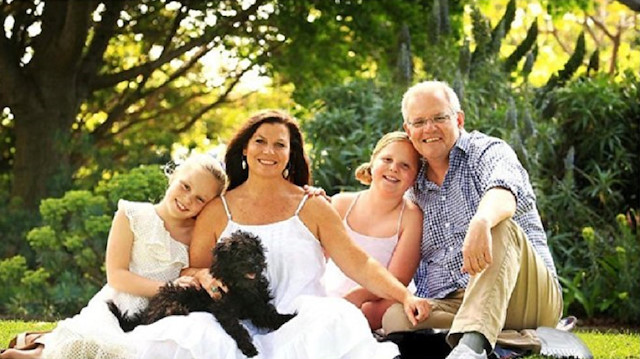 ​Avustralya Başbakanı Scott Morrison ve ailesiyle çektirdiği fotoğrafta ayakkabısına photoshop yapıldı.