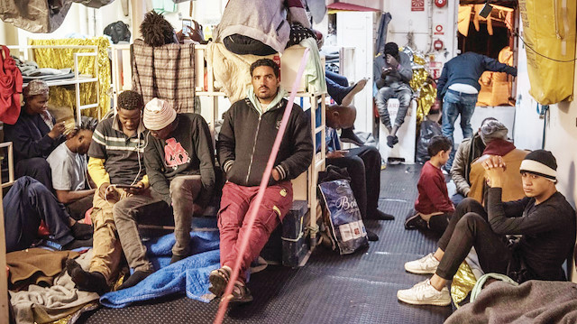 Günlerce botta ve gemide bekletilen mültecilerde, aşırı bitkinlik, baş dönmesi, kusma gibi rahatsızlıklar baş gösterdi.