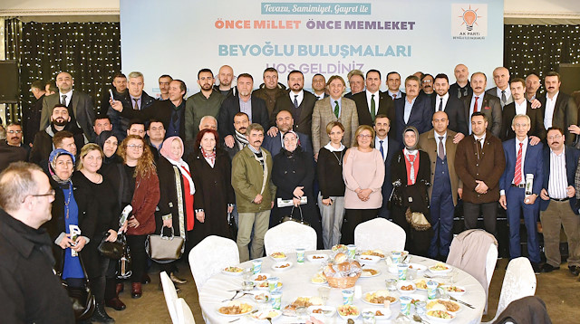 AK Parti Beyoğlu İlçe Başkanlığı tarafından düzenlenen, 'Beyoğlu Buluşmaları' programı hatıra fotoğrafı