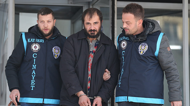 Cinayet sonrası evine giden Orhan Gökçek polis tarafından suç aleti bıçakla birlikte yakalanarak gözaltına alındı. 