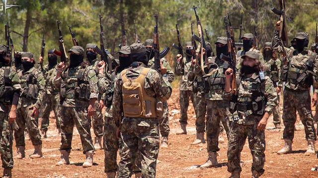 BAE ve Suudi Arabistan'a bağlı hareket eden HTŞ militanları, İdlib'de ÖSO kontrolündeki köylere saldırdı.