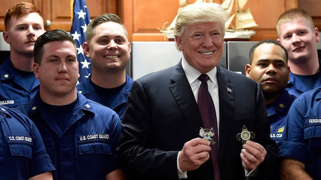 ABD Başkanı Donald Trump, Sahil Güvenlik çalışanlarını ziyaret etmişti.
