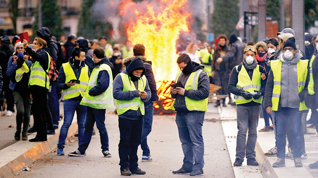 Fransa’da akaryakıt zamlarına ve ekonomik şartların kötüleşmesine tepki olarak 17 Kasım’da başlayan protestolar devam etmekte.