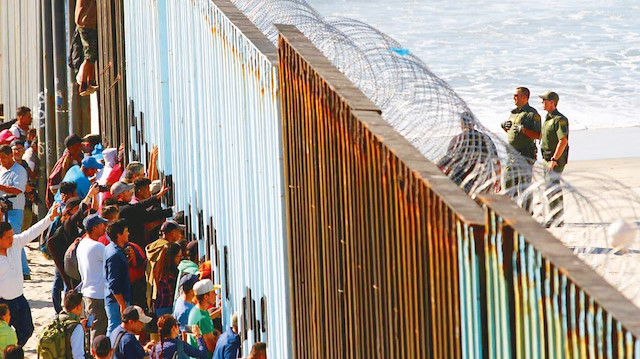 Trump ve Demokratlar arasında Meksika sınırına örülmeye başlanan duvar için geçici bütçede Trump’ın istediği fonun ayrılmaması üzerine başlayan kriz nedeniyle federal hükümet 20 gündür kapalı.
