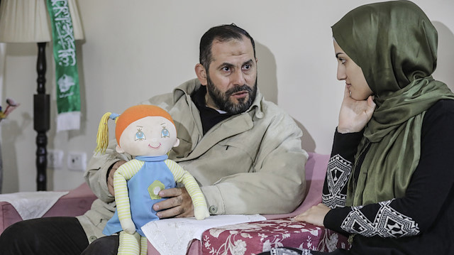 Filistinli tutuklu Saftavi, kızına hediyesini 18 yıl sonra verdi.