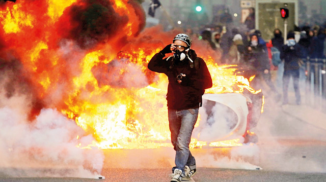 Fransa'da akaryakıt zammını protesto etmek için başkent Paris'te eylemler başladı.