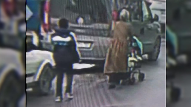 Bebek arabası süren kadınları hedef alan hırsızın amatör kamera tarafından çekilmiş fotoğrafı.