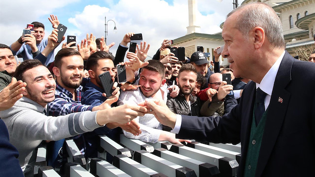 Cumhurbaşkanı Erdoğan, gençlerle sıklıkla bir araya geliyor ve onlarla yakından ilgileniyor. Fotoğraf: Arşiv.