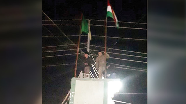 8 Ocak Salı gecesi Kerkük'te sokaklara inen Talabani taraftarları, şehir geneline korsan bayraklar asmıştı.