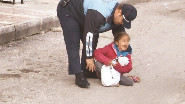 Yol ortasında ağlayan küçük kız çocuğunu zabıta ekipleri kucağına alarak sakinleştirmeye çalıştı.
