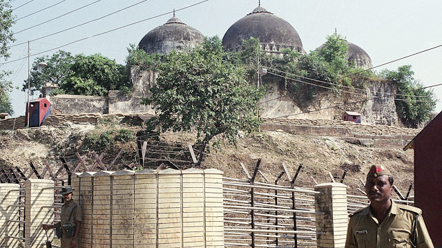 Ortaçağ camisinin Hindu çeteleri tarafından yıkılmasından bu yana yirmi beş yıl geçmesine rağmen, mesele hala Hindular ve Müslümanları ayrıştırıyor.