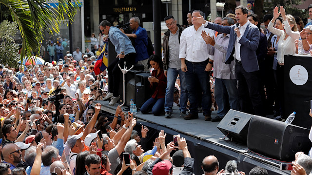 Venezuela’nın Başkenti Karakas’ta Ulusal Meclisi Başkanı ve muhalefet partisi milletvekili Juan Guaido, bin kişilik bir topluluğa darbe çağrısı yaptı.