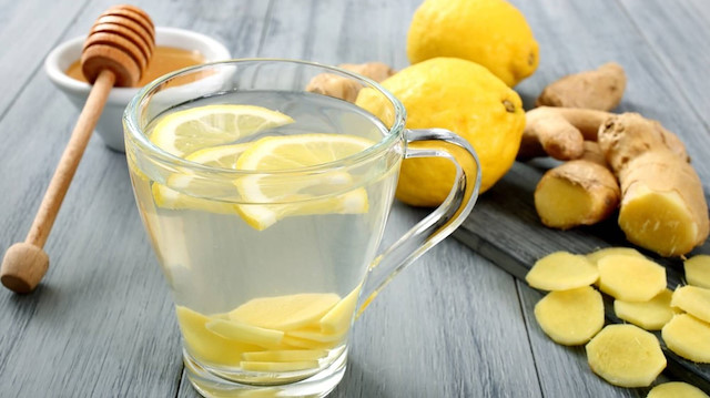 Ilık bir bardak su, limon, zencefil ve zerdeçal karışımı enfeksiyonlara karşı koruyor.