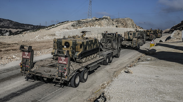 Askeri araçlar, İdlib sınırındaki birliklere doğru hareket etti.