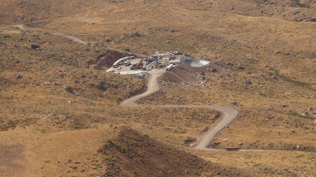 Siirt'te terör örgütü PKK'ya yönelik başarılı operasyonların ardından temizlenen Herekol Dağı eteklerinde petrol aranıyor.