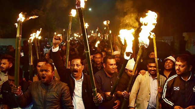 Hindistan'da yasa tasarısına karşı tepki gösteren bir grup gösteri düzenledi.