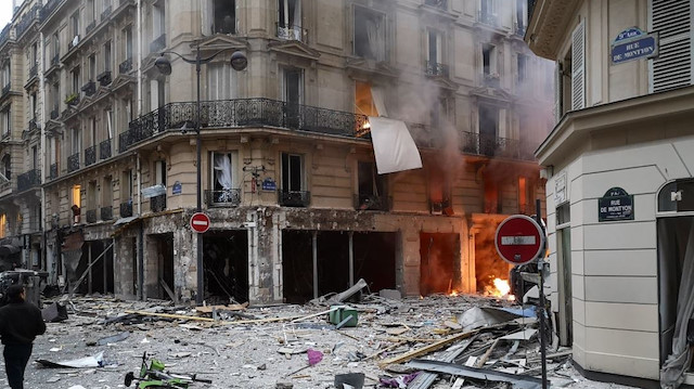 Fransa'nın başkenti Paris'te meydana gelen patlamada sokak adeta savaş alanına döndü.