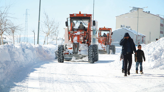 Kar yağışının tüm ilçeyi kaplaması üzerine belediye ekipleri de aralıksız olarak çalışıyor.