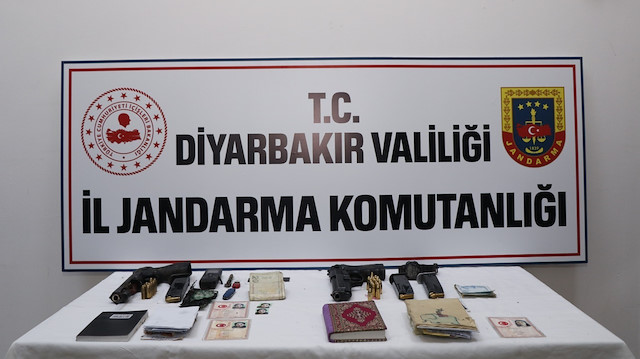 Diyarbakır'daki terör operasyonun ardından le geçirilen mühimmat ve materyaller. 