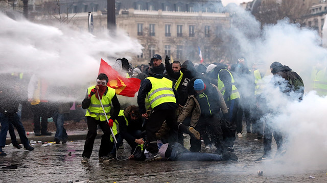 Paris'te sarı yeleklileri adı verilen vandal grup ortalığı dün de savaş alanına çevirmişti.