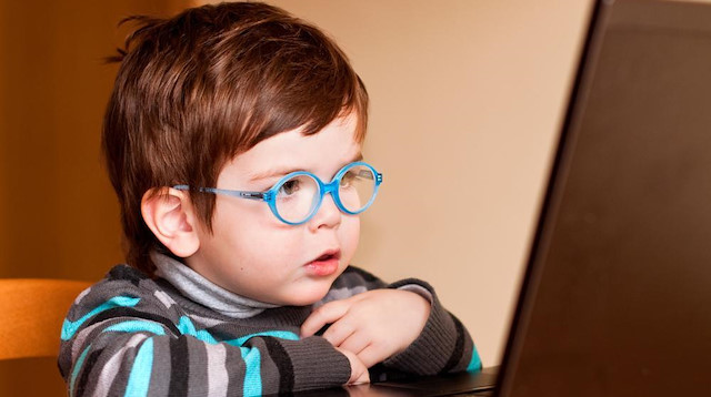 Kötü niyetli hackerlar, çocukların bilgisayar başında en çok bulundukları dönemi hedef alıyor.