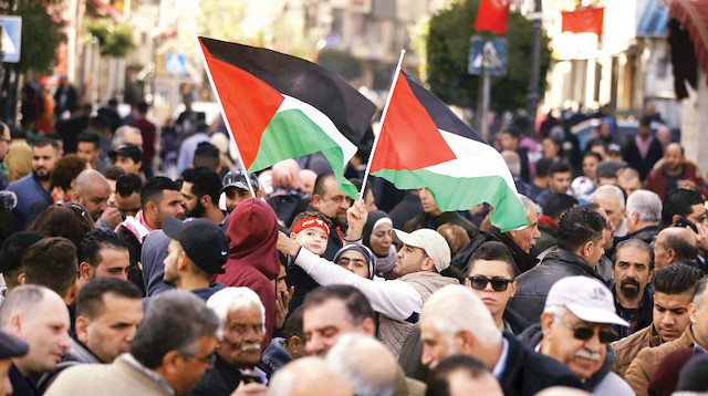 Filistin’de Suud, BAE, Mısır destekli projeye protesto gösterisi düzenlendi.