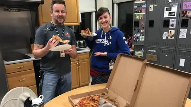 Kanadalı hava kontrolörlerinden ABD'li meslektaşlarına dayanışma pizzası
