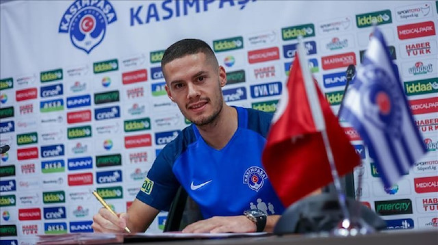 Turkish Super football league club Kasimpasa has transferred Bosnian midfielder Haris Hajradinovic for a three-and-a-half plus one year contract.