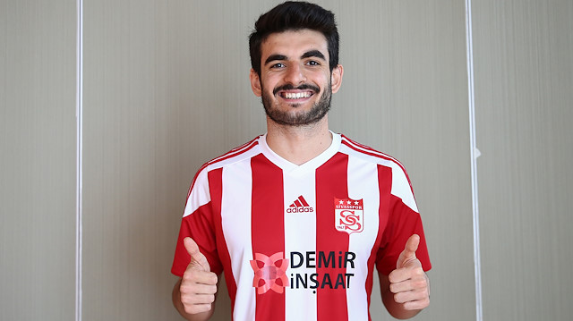 21 yaşındaki Fatih Aksoy 1,5 yıllığına Sivasspor'a transfer oldu.