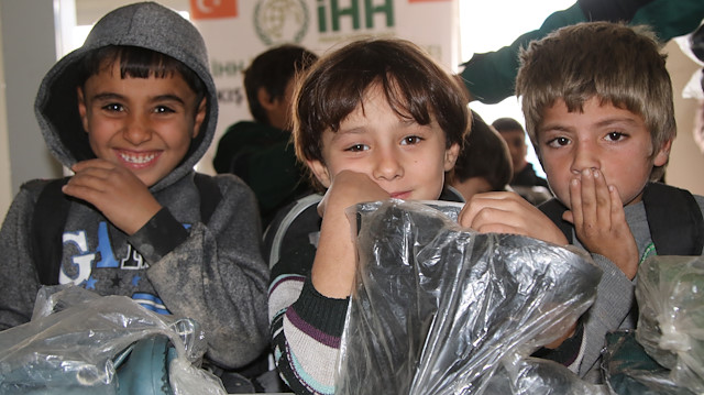 Savaşın çocuklarına 'sıcak' hediye: 20 bin çizme ve 22 bin kazak dağıtıldı