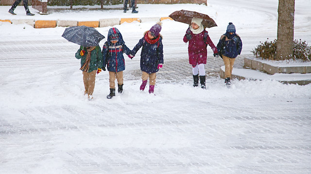 Kar altında okula gitmeye çalışan öğrencileri. Fotoğraf: Arşiv.