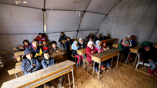 الإغاثة التركية توزع مساعدات لأطفال سوريا لمواجهة البرد