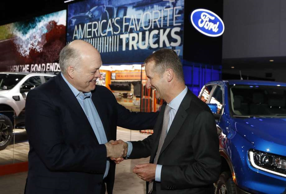 Volkswagen CEO'su Dr. Herbert Diess ve Ford CEO'su Jim Hackett.