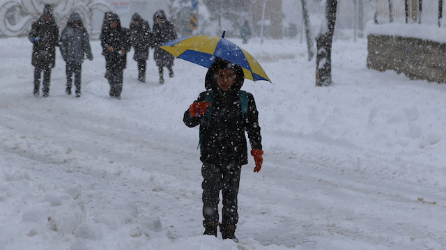 Muş'ta yoğun kar yağışı, buzlanma, fırtına ve tipi beklentisi nedeniyle okullar yarın tatil edildi.