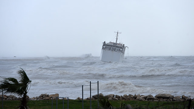 Kargo gemisi, şiddetli rüzgar ve büyük dalgalar nedeniyle bir süre sürüklendikten sonra karaya oturdu.